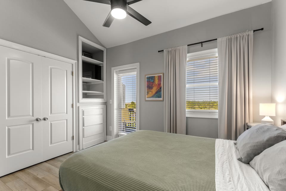 Guest room with wardrobe and reading corner